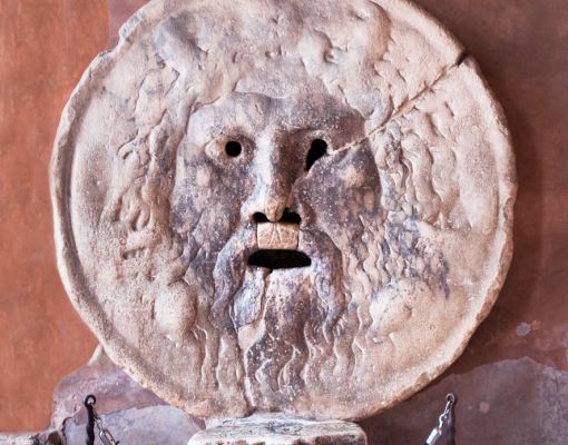 "Уста истины" ("Bocca della verita") - самая знаменитая крышка канализационного люка в мире